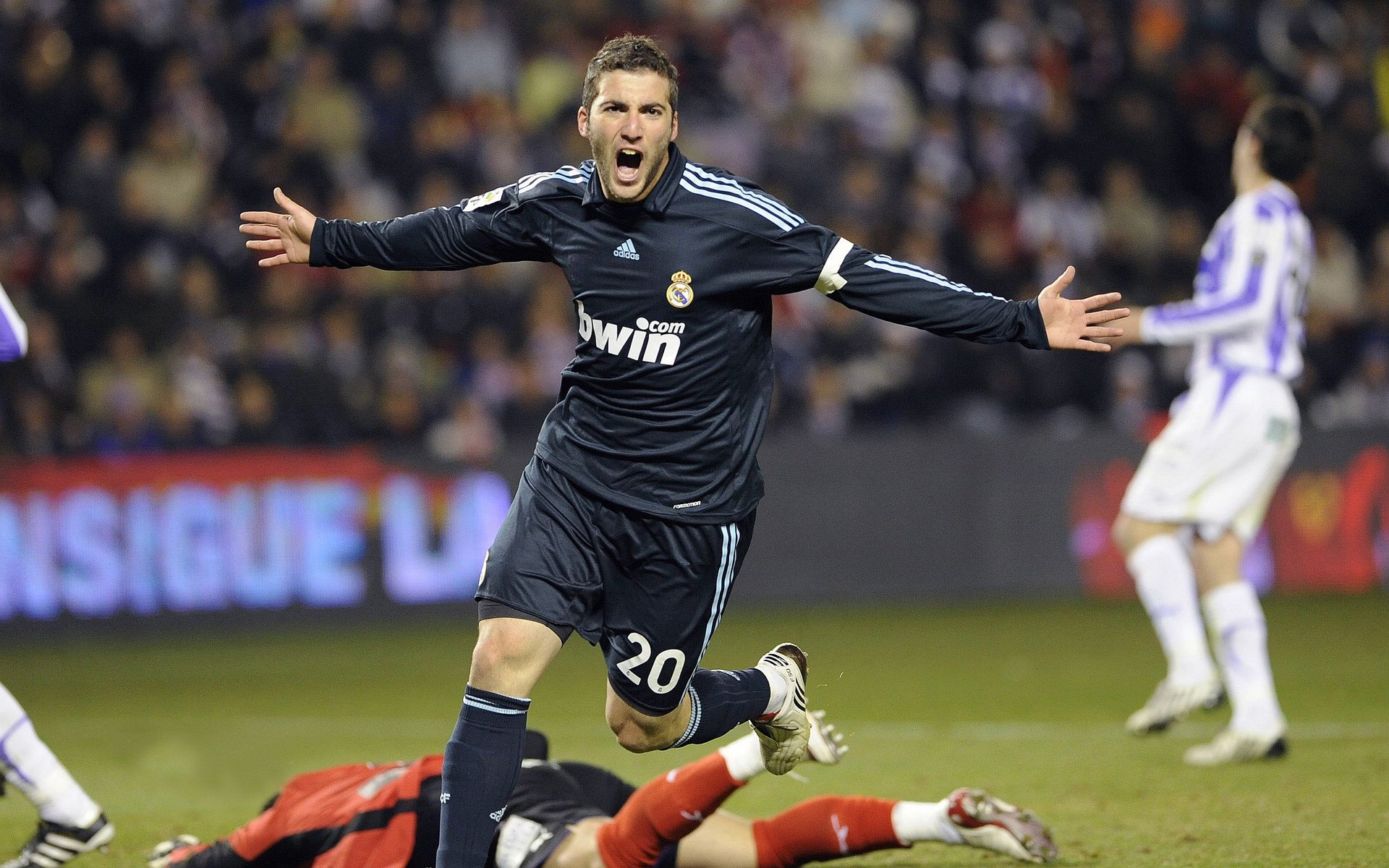 “亚戈·卡尔曼的精湛传球与强悍进攻,助阿根廷美洲狮队稳步提升”